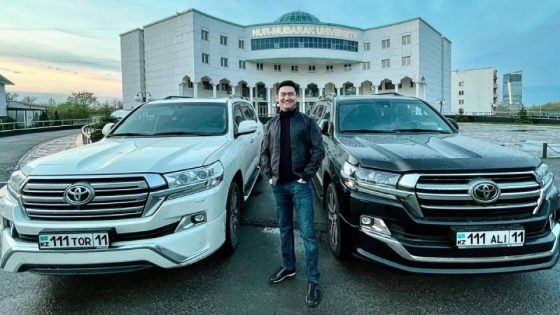 Әнші Төреғали Төреәлі жаңа көліктерімен мақтанды