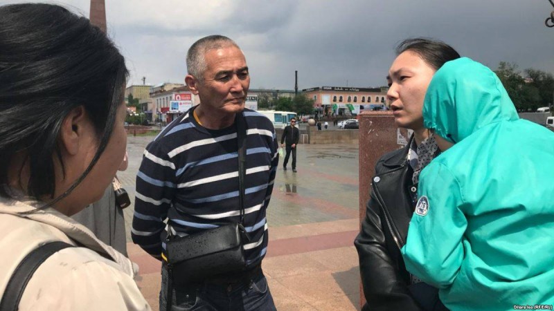 Шымкентте алаңға жиналғандар "әділетсіз сайлау" мен аналар ахуалын айтты