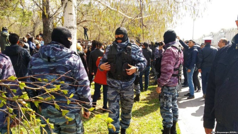 Арнайы жасақтың резеңке таяқ қолданғанын тексереміз