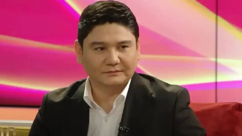 Ішімдіктің кесірі: Бейбіт Қорған ұшақта мас болып, жанжал шығарды