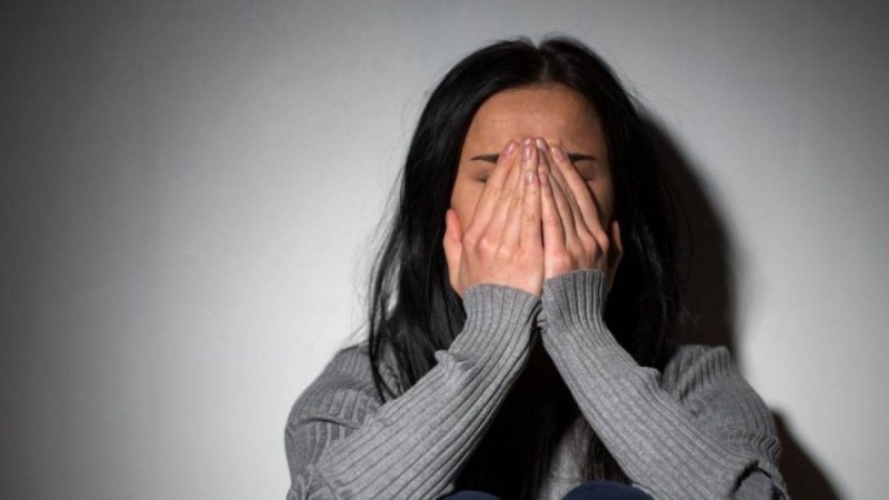 Оқушы қызды шешіндіріп, соққыға жыққан: шенеуніктің екі қызынан бүкіл мектеп қорқып отыр