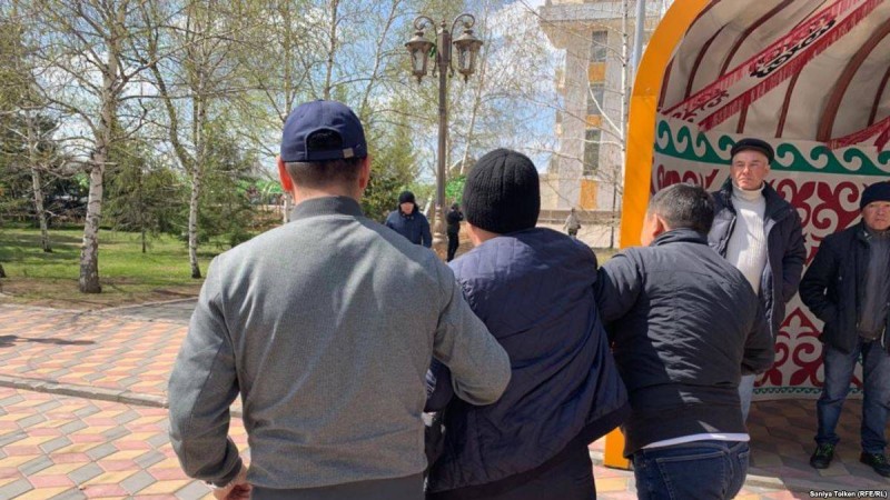 Белгісіз біреу Азаттық тілшісінің камерасын жұлып алып, күш қолданған