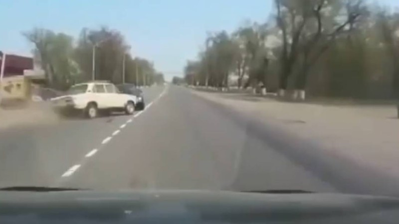 Алматы облысында жантүршігерлік жол апаты видеоға түсіп қалды