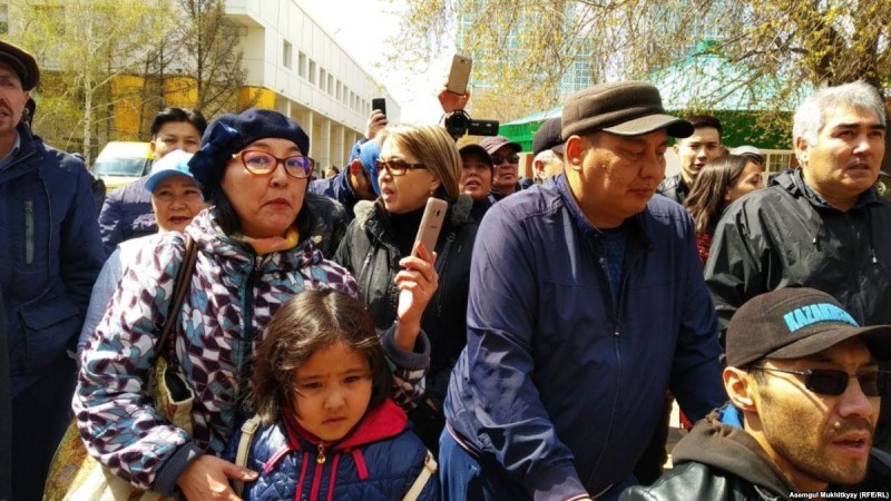 Нұр-Сұлтанда ондаған адам жиналып, сайлауға наразылық білдірді