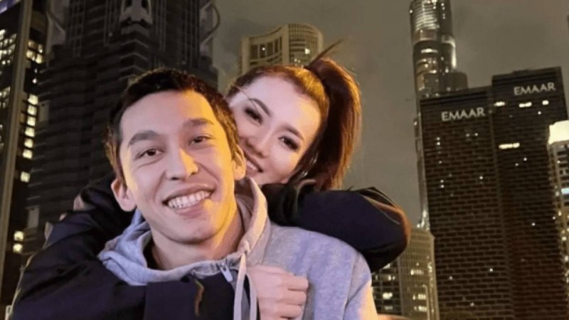 "Мақтанып қояйын": Ерке Есмахан күйеуі Рaимның әкесіне су жаңа көлік әпергенін айтты