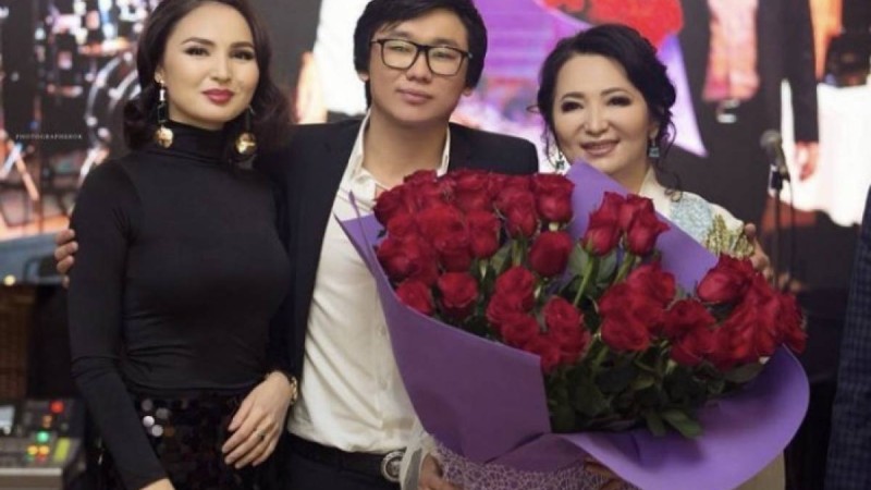 «Сен ешектің, иттің баласысың ба?»: Гүлзира Айдарбекова оқырманының аузына құм құйды