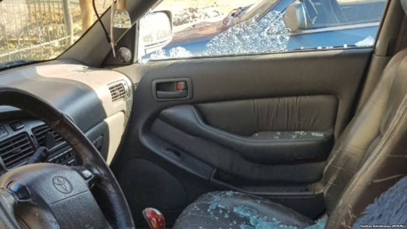 Нұр-Сұлтанда Азаттық тілшілерінің көлігінің терезесін шағып, алдын жапты