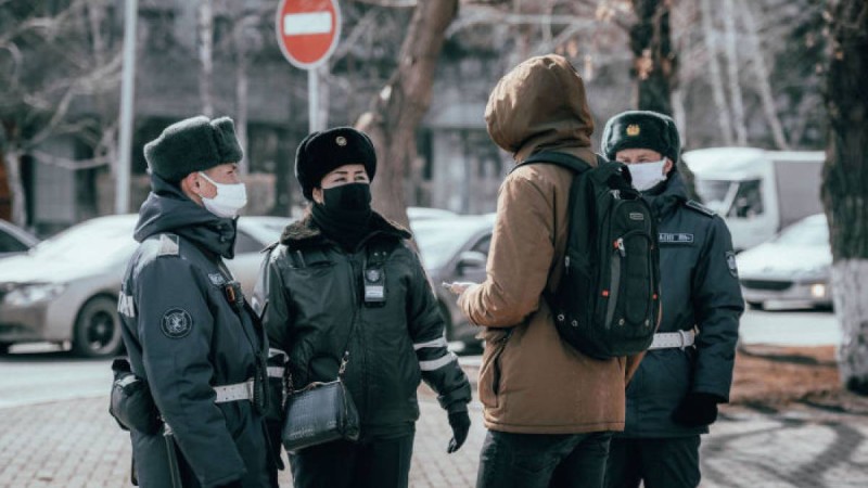 Карантиннің құрсауы: жаяу жүргіншілерді тіркеп жатыр