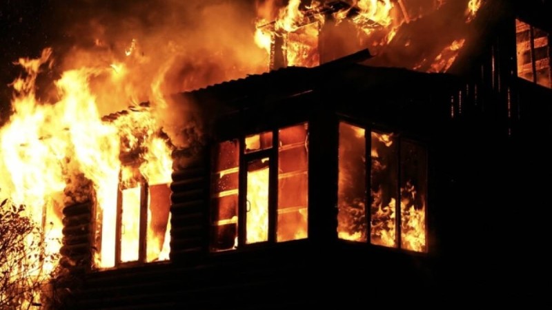 Әйелі және үш баласы бар: Қарызын қайтармаған ағасының үйін інісі өртеп жіберді