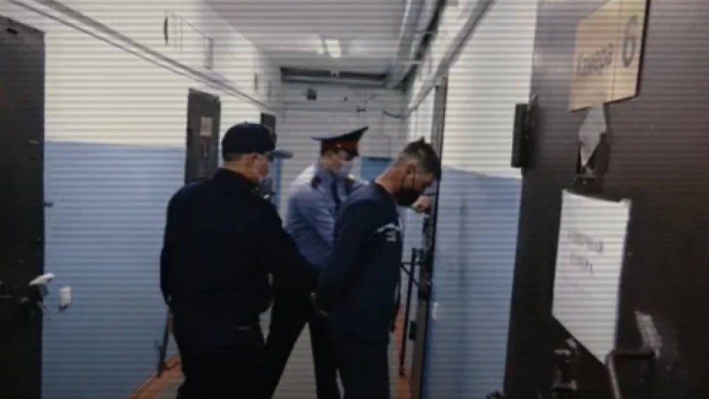 Ақтөбеде екі ер адам такси жүргізушісін өлтіріп, оның көлігімен жол апатына түскен (видео)