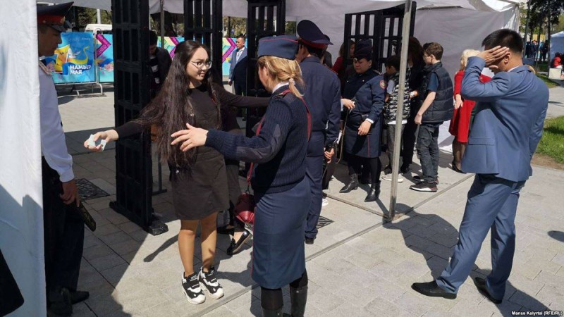 Тоқаев сөз сөйлеген алаңға полиция азаматтарды тексеріп кіргізді