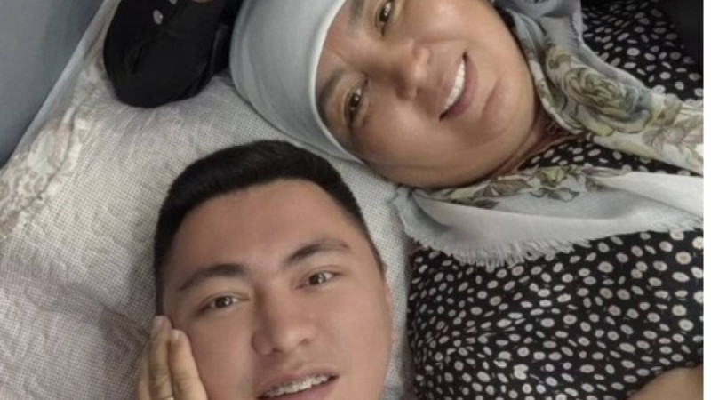 "Бұл дерт бізден де күшті болып шықты". Депутат Дәулет Мұқаев өмірден өткен анасына жазба арнады