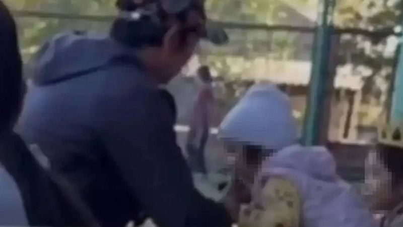 Жаркент тұрғыны кішкентай қызына темекі тартқызған - полиция оны тез арада тапты (ВИДЕО)