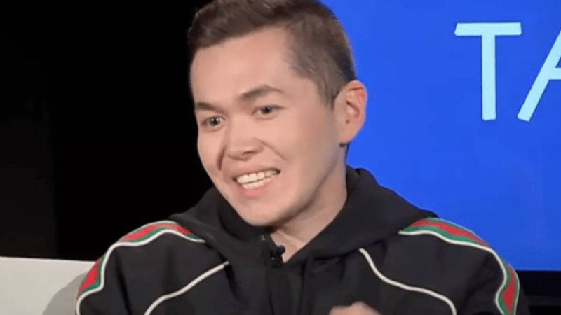 "Фамилиясы менікіндей емес": Қыран Талапбек бірінші некедегі ұлының тегіне қатысты сұраққа жауап берді