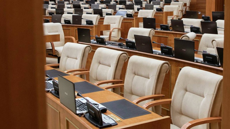 Депутаттар мандатын тапсырып жатыр: Тоқаев Мәжілісті тарата ма?