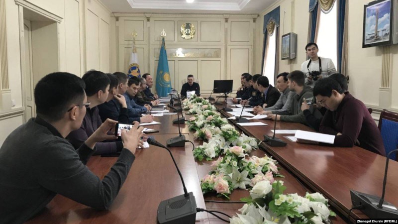 Шетелден алған көліктерін заңдастыруды талап еткен ақтөбеліктер әкімдікке барды