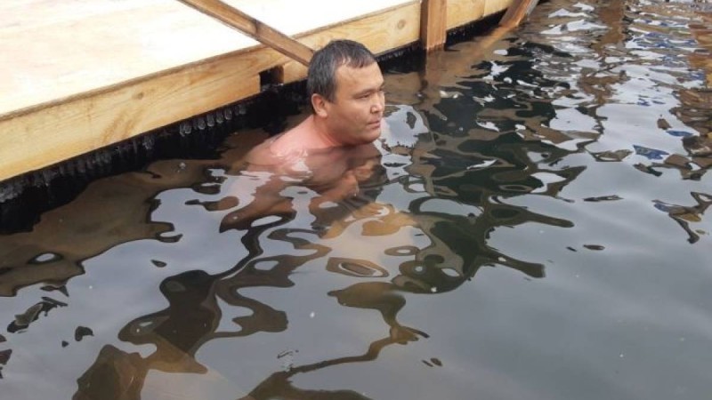 Мұздай судың ішінде 40 минут тұрған Қайырбек Аяшев жаңа рекорд орнатты