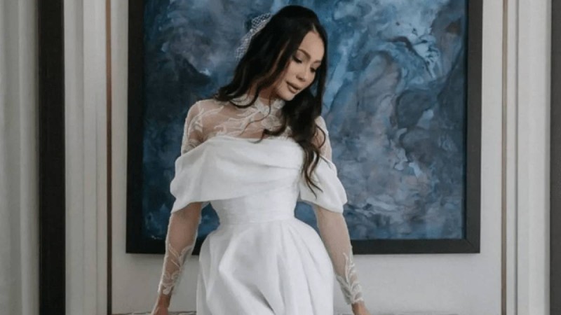 "Ханшайым": жақында тұрмысқа шыққан Жанар Дұғалова той көйлегін көрсетті (фото)