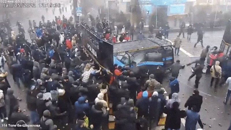 Бас прокурор депутаттарға тәртіпсіздік кезінде түсірілген жаңа видео көрсетті (видео)