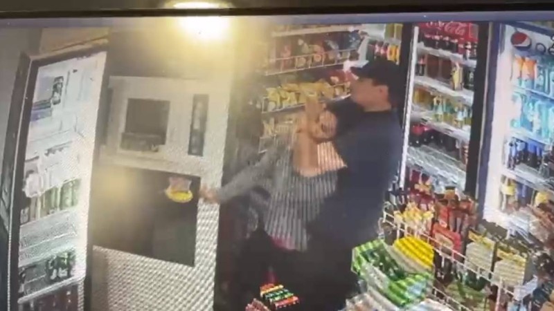 Қылғындырып, басынан тепті: Ақтауда дүкен сатушысын тонаған сәттің жантүршігерлік видеосы тарады (видео)