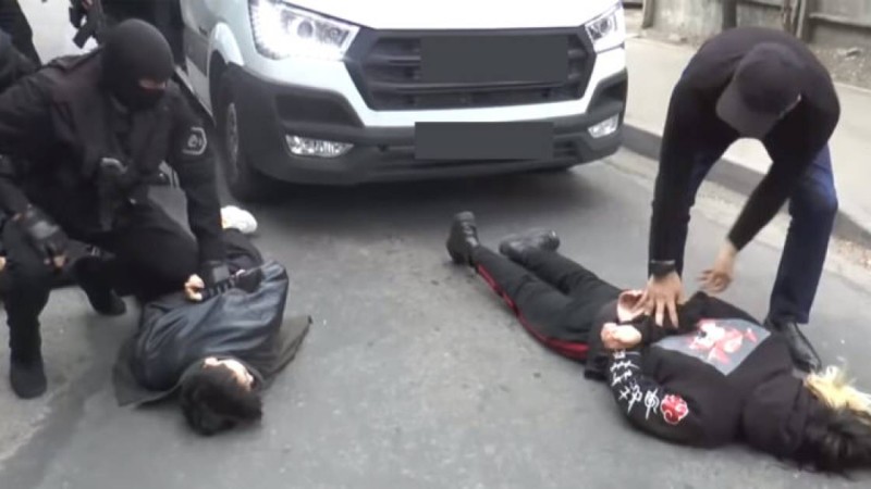 Алматыда танымал топтың әншілері қылмыс үстінде ұсталды (видео)