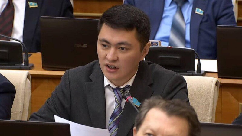 «Ұлы дала квартиранттары». Депутат халық баспана алу үшін банк алдында түнеуге мәжбүр екенін айтты