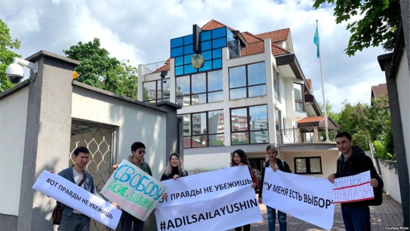 Будапешт пен Торонтодағы қазақ жастары Алматыда қамалған екі белсендіні қолдап шықты