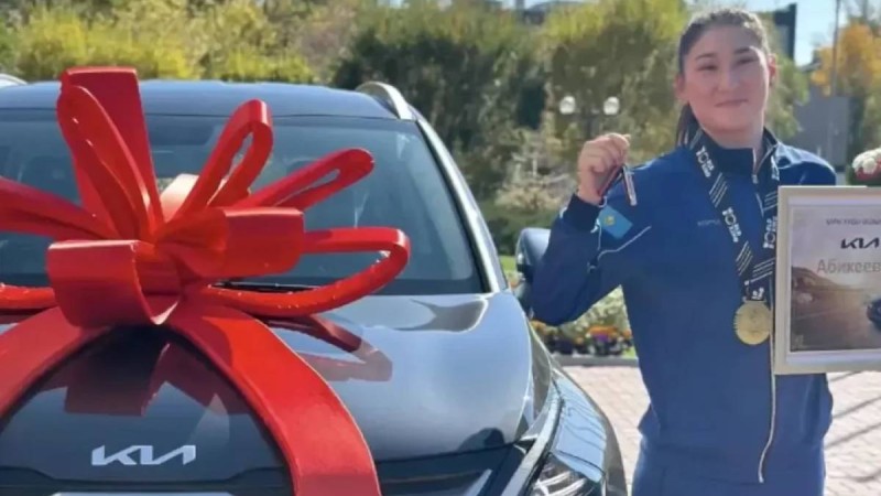Әлемнің екі дүркін чемпионы Аида Әбікееваға автокөлік сыйға берілді