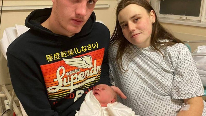 Жүкті екенін білмеген 18 жастағы ару дәретханада босанып қалды