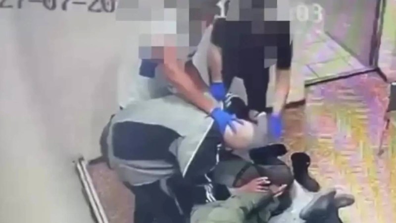 “Қабырғасы сынып, бүйрегі жарылған”  - Қарияны аяусыз ұрған санитарлар жұмыстан қуылды