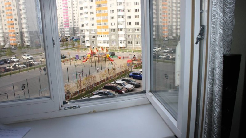 Кішкентай бала терезеден құлап кетті