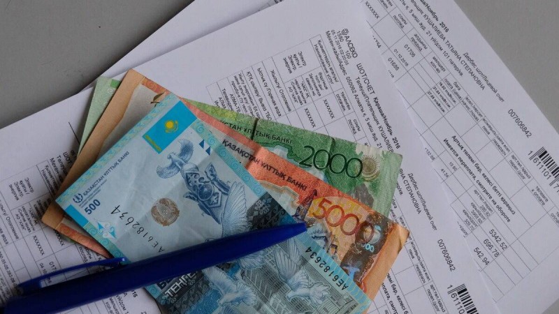 "Тағы бір әйел": Суға төлем жасамақ болған Қазақстанның халық әртісі күтпеген жағдайға тап болды (ВИДЕО)