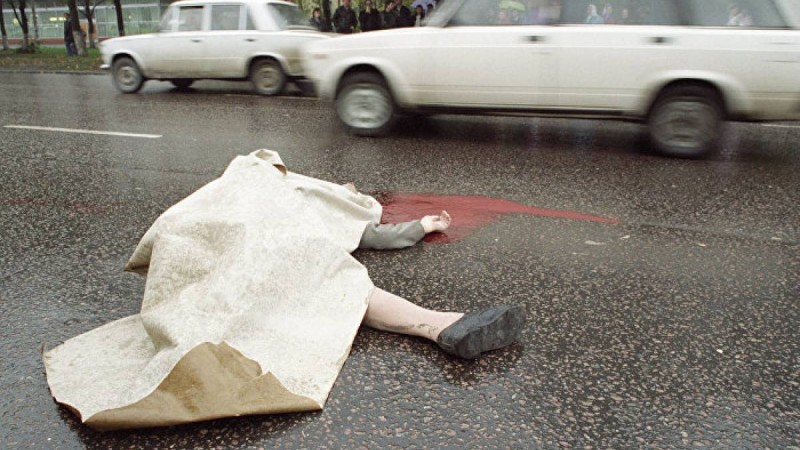 Дәрігерлер көшеге тастап кеткен мәйіттің қасында 3 сағат балалар ойнап жүрді – видео