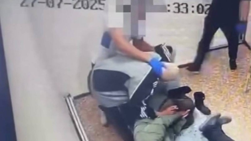 Қостанайда медицина қызметкері қарияны аяусыз соққыға жыққан (ВИДЕО)