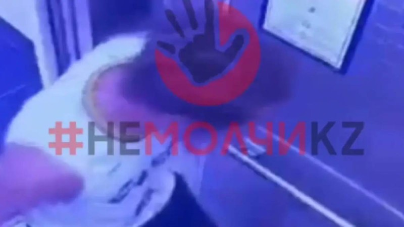 Алматыда ер адам тұрғын үй лифтінде балаларды соққыға жыққан