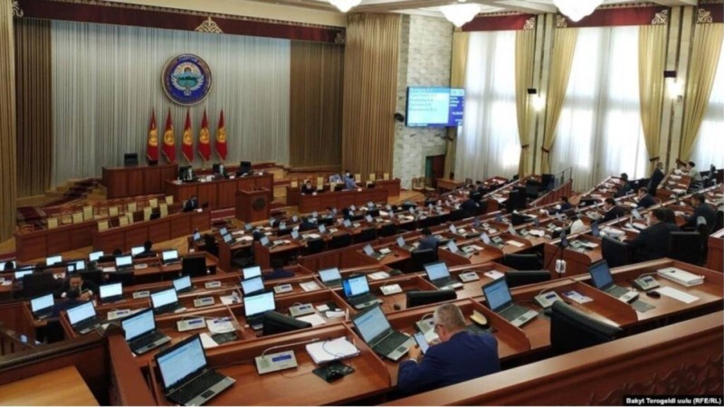 Парламент алғаш рет өзін-өзі таратты