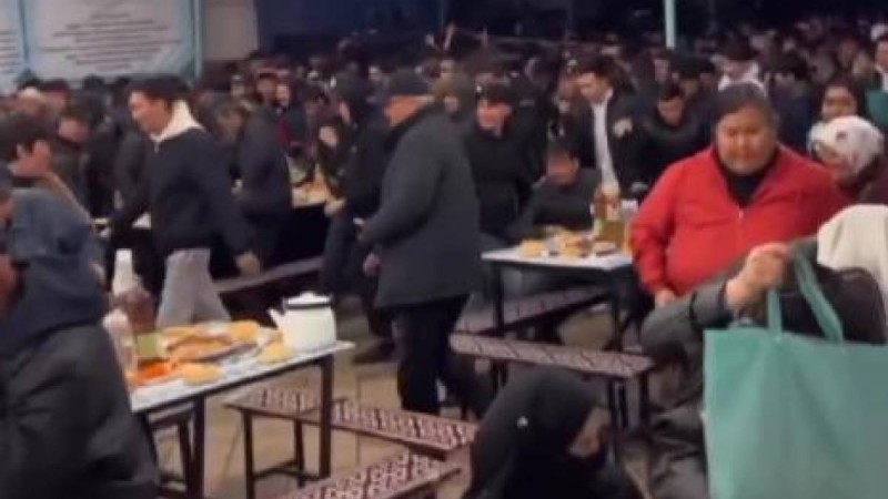 Ауызашар: қаумалаған көпшілік күлкіге қалды (ВИДЕО)