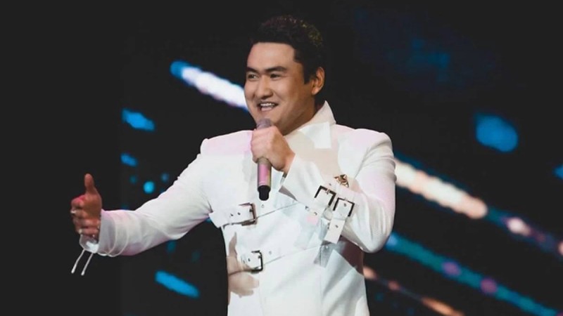 Ақсуатта өнер көрсеткен Төреғали Төреәліні 25 мың халық 10 сағат бойы күтті