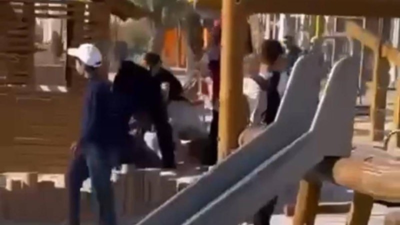 Жаңаөзенде әткеншекке таласқан екі әйел төбелес шығарды (видео)