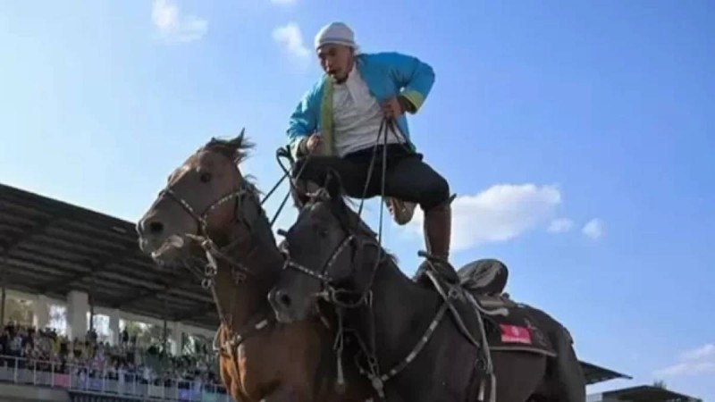 Екі аттың үстінде тік тұрып шапқан қазақ шабандозы әлемдік рекорд орнатты (видео)