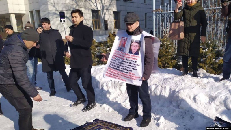 Алматыда жалғызадамдық пикетке шыққандар Қытайда қалған туыстарына көмектесуді сұрады