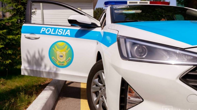 Полицей мен сот орындаушы борышкерлерді бірге ұстауда