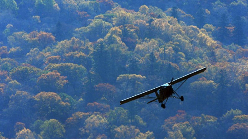 Көкте ұшақ пен тікұшақ соқтығысып қалды – жантүршігерлік апаттың видеосы