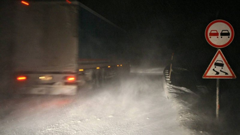 Жүк көлігі бораннан қорықпайтын жүргізушілердің жолын бөгеді