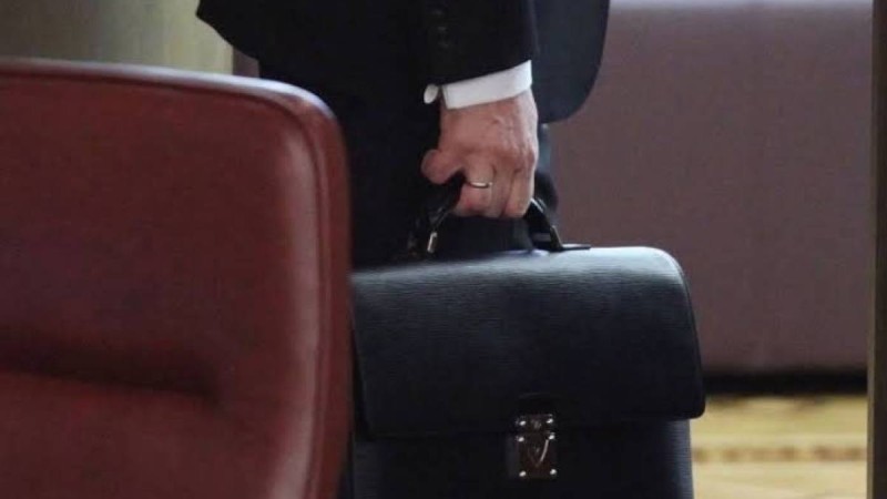 «Әкім мойнымнан қысып, бірнеше рет соққы жасады»: Қандыағаш қаласының әкіміне қатысты қылмыстық іс қозғалды