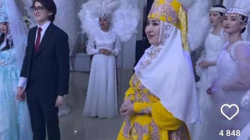 Айнұр Жүгінісова: «Келінімізге той үстінде бауырсақ пісіртіп, үлкендерге тараттық» (ВИДЕО)