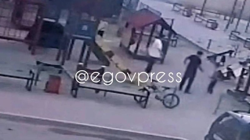 Атыраудағы жантүршігерлік оқиға: белгісіз жігіт кішкентай баланы ойын алаңында соққыға жыққан