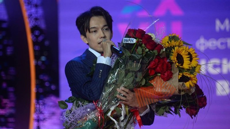 "Әлемнің халық әртісі": Димаш Ресейдің әйгілі әншілерін гүлсіз қалдырды