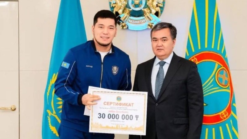 Жеңіс Қасымбек боксшы Айбек Оралбай мен Санжар Тәшкенбайға 30 млн теңгенің сертификатын берді
