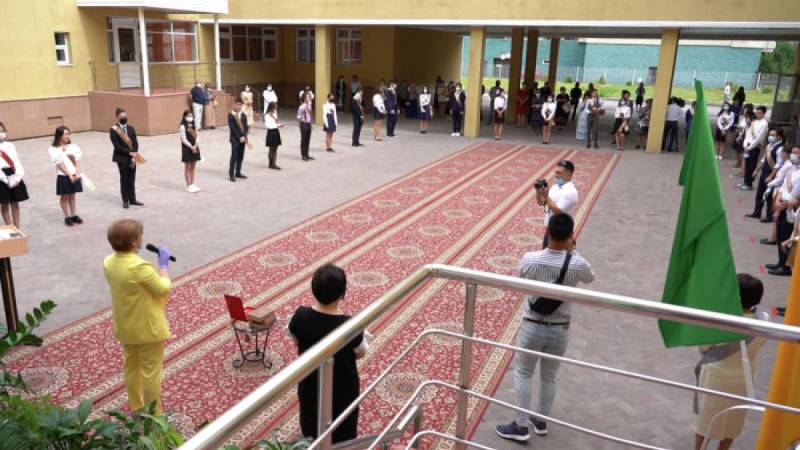 Нұр-Сұлтанда мектеп түлектеріне аттестат тапсырылды – видео